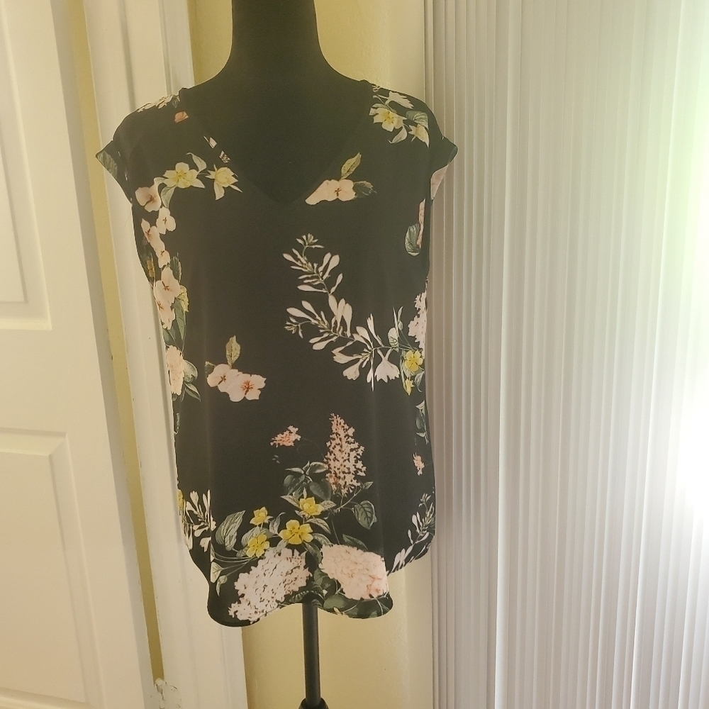 7th Avenue Design Studio New York & Co. Women's Floral V Neck Top